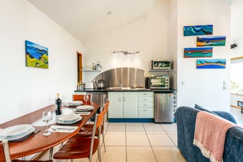Crosstrees Chalet - Seaviews - Waiheke Island Holiday Unit