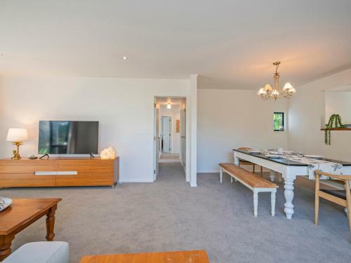 Manuka Bach - Matarangi Holiday Home