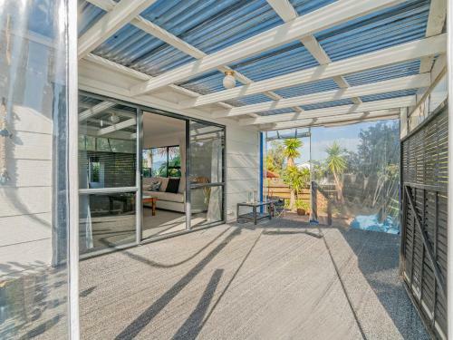 Manuka Bach - Matarangi Holiday Home