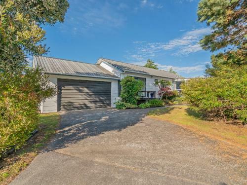 Manuka Bach - Matarangi Holiday Home
