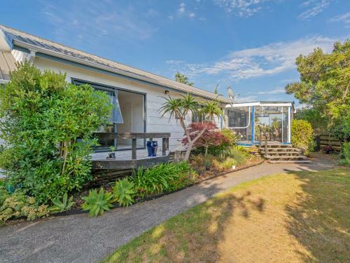 Manuka Bach - Matarangi Holiday Home