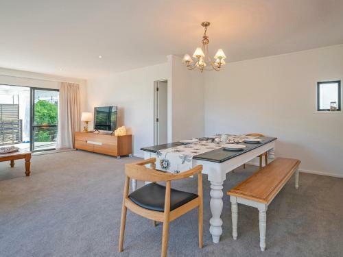 Manuka Bach - Matarangi Holiday Home