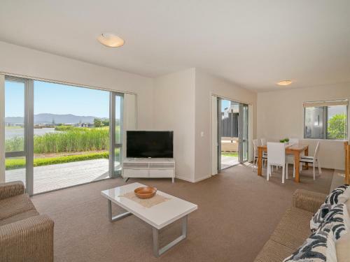 Lakeside Villa Retreat - Matarangi Downstairs Holiday Unit