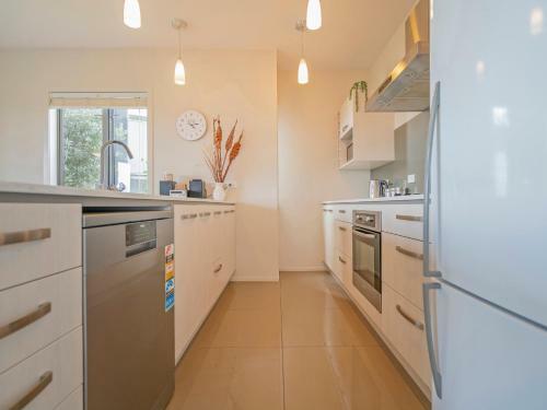 Lakeside Villa Retreat - Matarangi Downstairs Holiday Unit