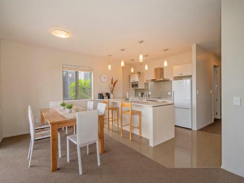 Lakeside Villa Retreat - Matarangi Downstairs Holiday Unit