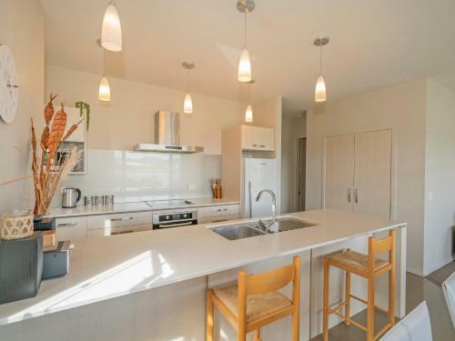 Lakeside Villa Retreat - Matarangi Downstairs Holiday Unit
