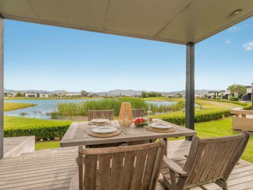 Lakeside Villa Retreat - Matarangi Downstairs Holiday Unit