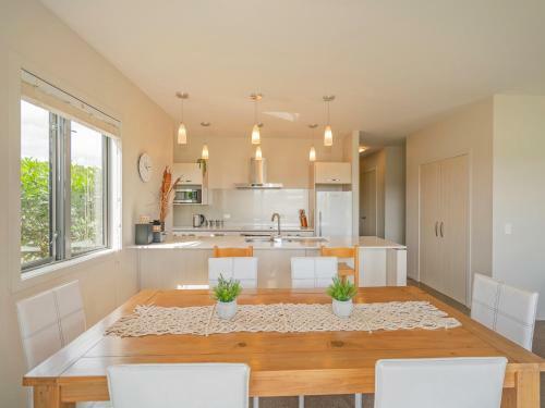 Lakeside Villa Retreat - Matarangi Downstairs Holiday Unit