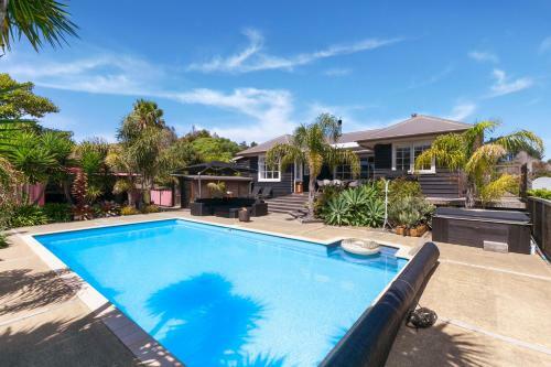 Country Idyll - Sandspit Holiday Home