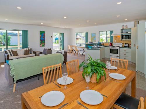 Captain's Cabin - Cooks Beach Holiday Home