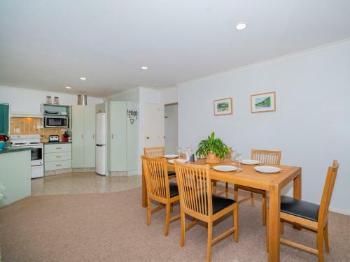 Captain's Cabin - Cooks Beach Holiday Home
