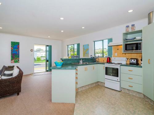 Captain's Cabin - Cooks Beach Holiday Home