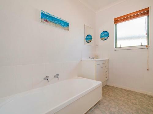 Captain's Cabin - Cooks Beach Holiday Home