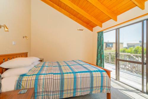 Coastal Quarters - Cooks Beach Holiday Home