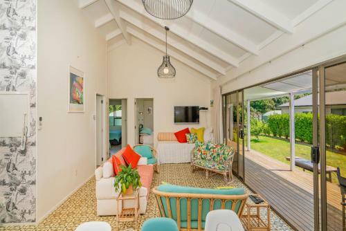 Bay Coast Happy Place - Cooks Beach Holiday Home