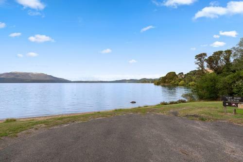 Kiwiana Bach - Lake Tarawera Holiday Home