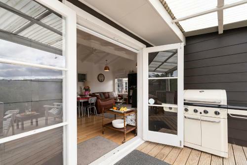 Kiwiana Bach - Lake Tarawera Holiday Home