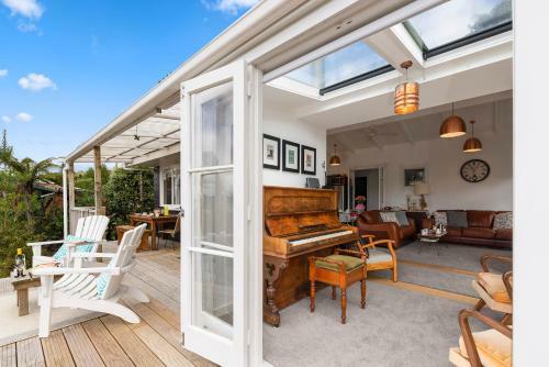 Kiwiana Bach - Lake Tarawera Holiday Home