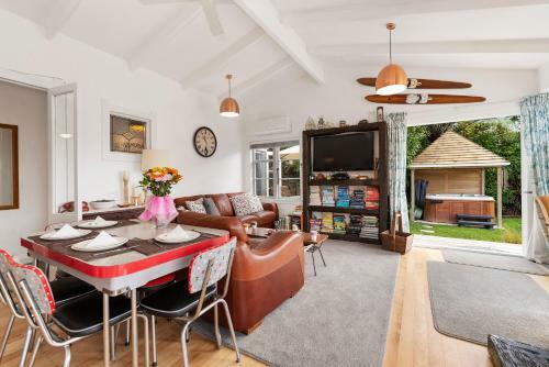 Kiwiana Bach - Lake Tarawera Holiday Home