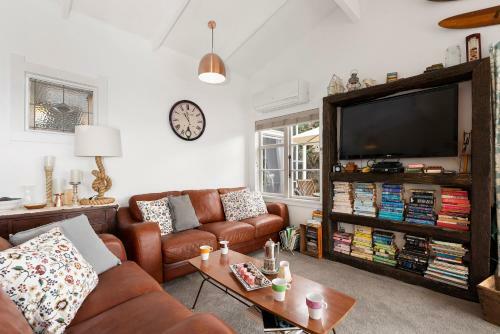 Kiwiana Bach - Lake Tarawera Holiday Home