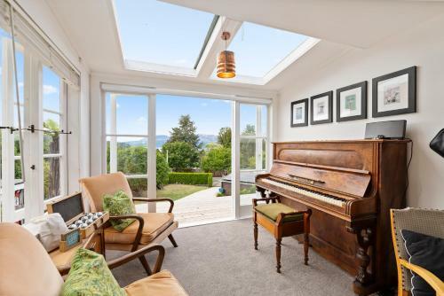 Kiwiana Bach - Lake Tarawera Holiday Home