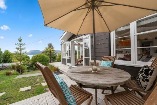 Kiwiana Bach - Lake Tarawera Holiday Home