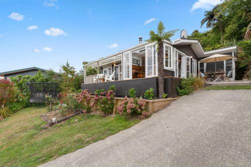 Kiwiana Bach - Lake Tarawera Holiday Home