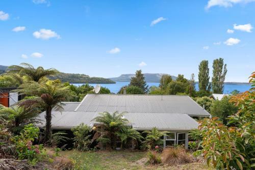 Kiwiana Bach - Lake Tarawera Holiday Home