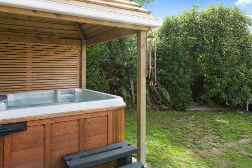Kiwiana Bach - Lake Tarawera Holiday Home