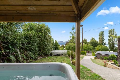 Kiwiana Bach - Lake Tarawera Holiday Home