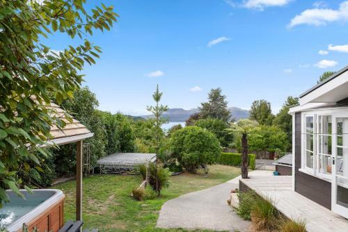 Kiwiana Bach - Lake Tarawera Holiday Home