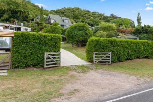 Kiwiana Bach - Lake Tarawera Holiday Home
