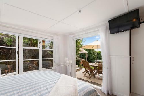 Kiwiana Bach - Lake Tarawera Holiday Home