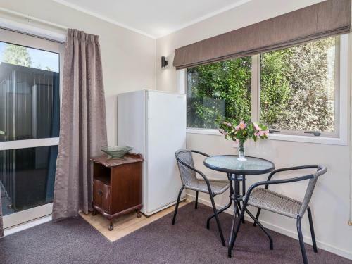 Rainbow Cottage - Lake Tarawera Cottage