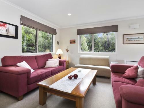 Rainbow Cottage - Lake Tarawera Cottage