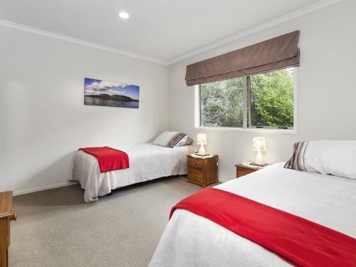 Rainbow Cottage - Lake Tarawera Cottage