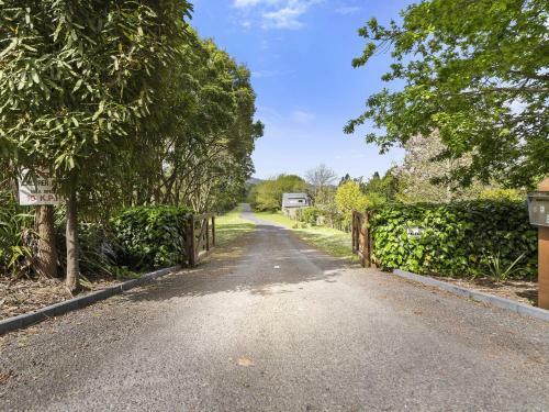 Rainbow Cottage - Lake Tarawera Cottage