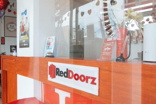 Hotel Reddoorz Near Mercado Del Lago
