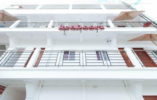 Hotel Reddoorz Near Mercado Del Lago
