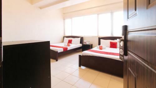 Hotel Reddoorz Plus @ E Rodriguez Corner Banawe
