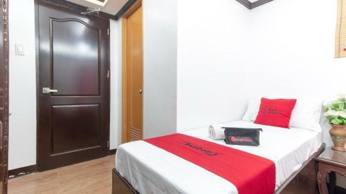 Hotel Reddoorz @ Real Street Tacloban
