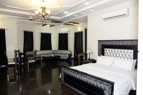 Hostal Midway Residency
