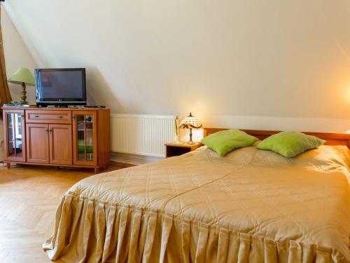 Lovely Apartment In Darlowo With Pool & Garden