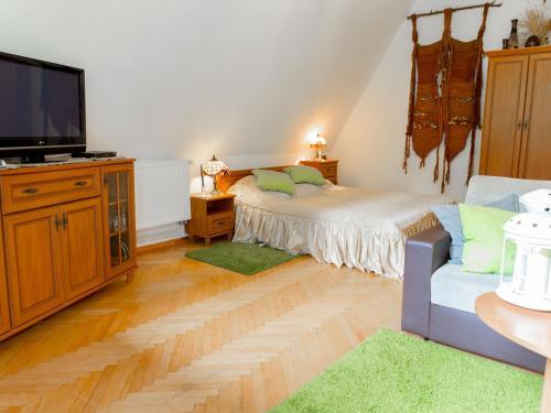 Lovely Apartment In Darlowo With Pool & Garden