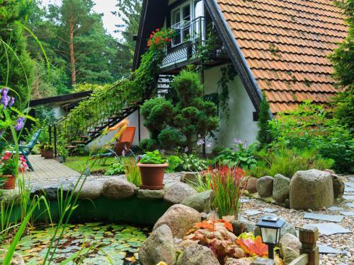 Lovely Apartment In Darlowo With Pool & Garden
