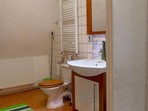 Lovely Apartment In Darlowo With Pool & Garden