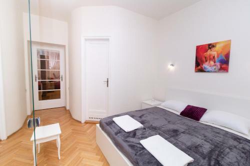 Gold Oscar Apartment