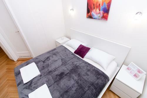 Gold Oscar Apartment