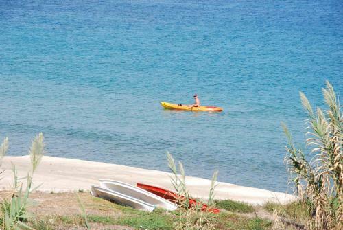 Kavos Psarou Studios & Apartments