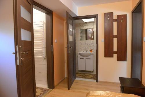Bed & Breakfast Hotelik Pod Lwami